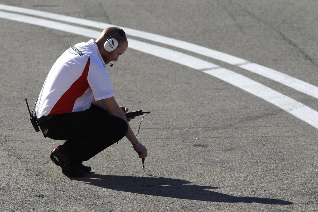 Test Valencia primi km, 2010 Formula One Testing
Valencia, Spain. 1st February 2010.
A Bridgestone team member checks the track temperature.   
World Copyright: Steven Tee/LAT Photographic 
ref: Digital Image _A8C1097